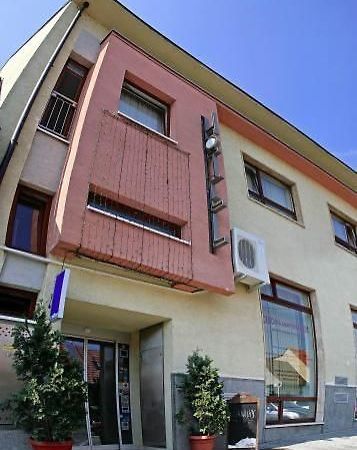 Hotel Maxim Svätý Jur Εξωτερικό φωτογραφία