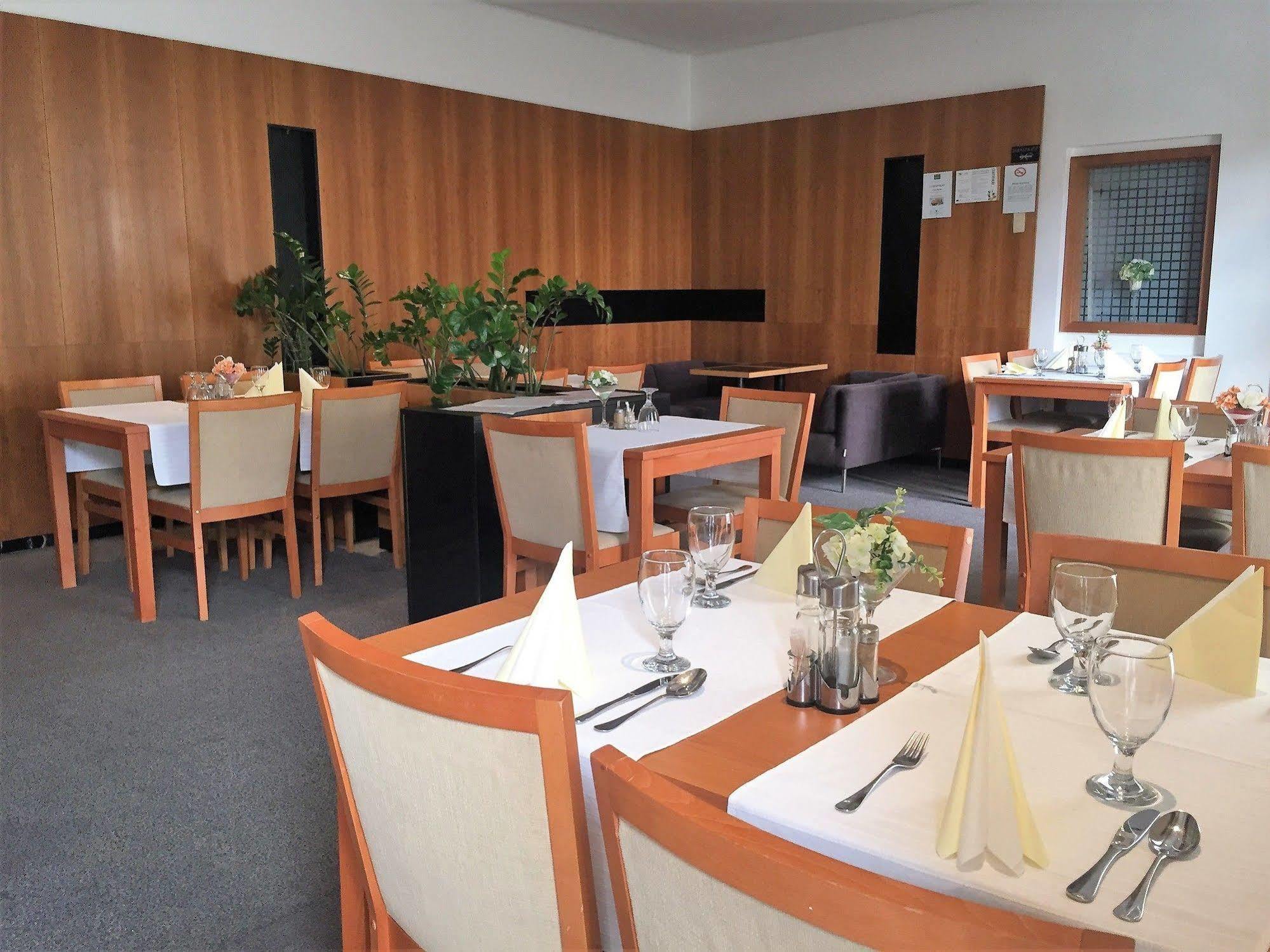 Hotel Maxim Svätý Jur Εξωτερικό φωτογραφία