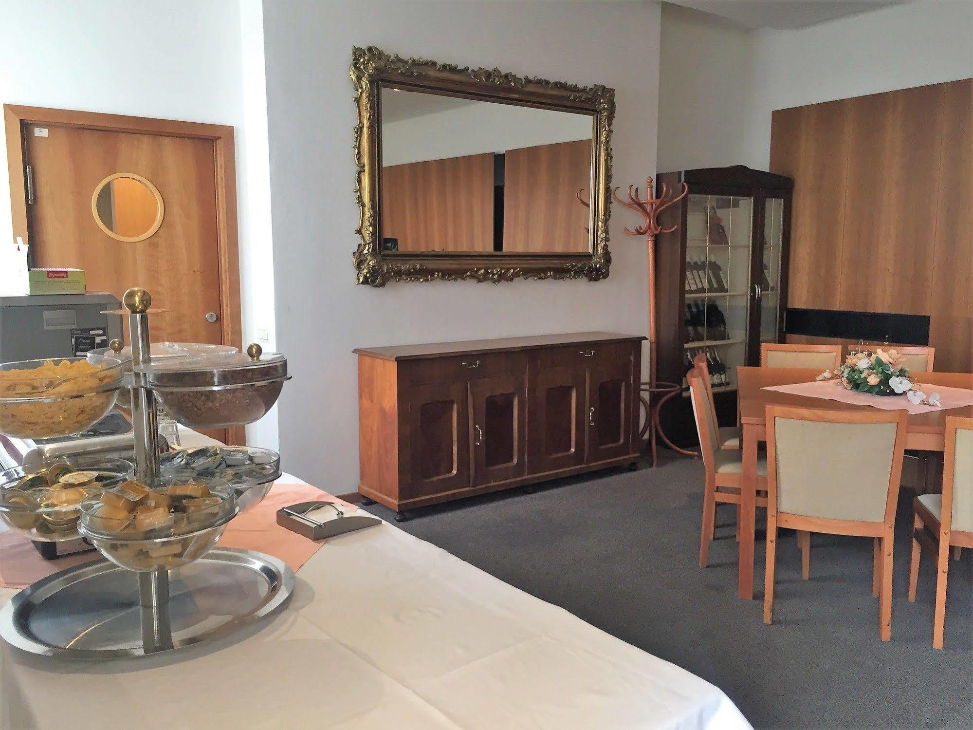 Hotel Maxim Svätý Jur Εξωτερικό φωτογραφία