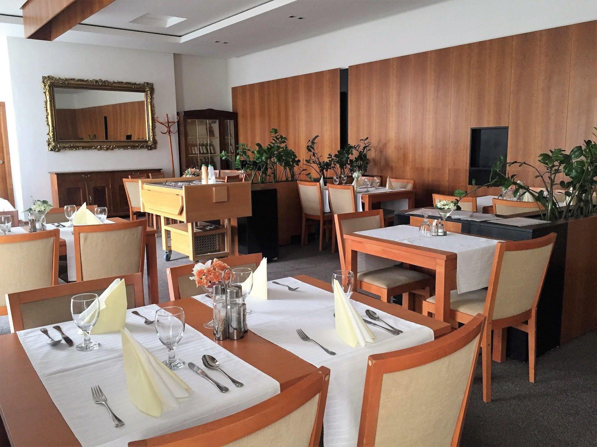 Hotel Maxim Svätý Jur Εξωτερικό φωτογραφία