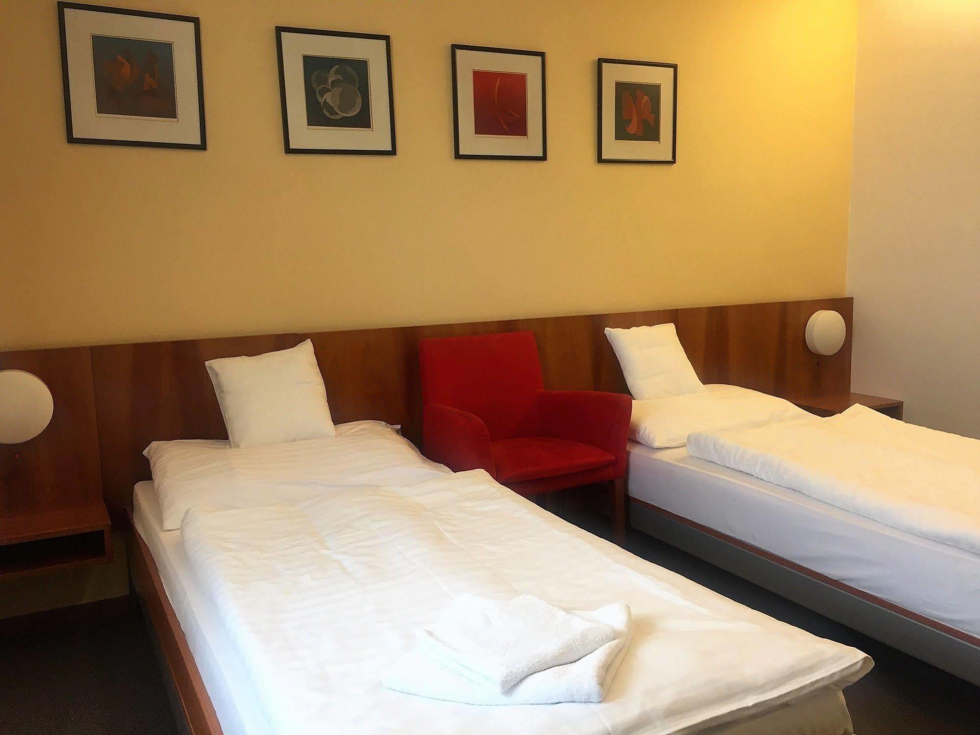 Hotel Maxim Svätý Jur Εξωτερικό φωτογραφία