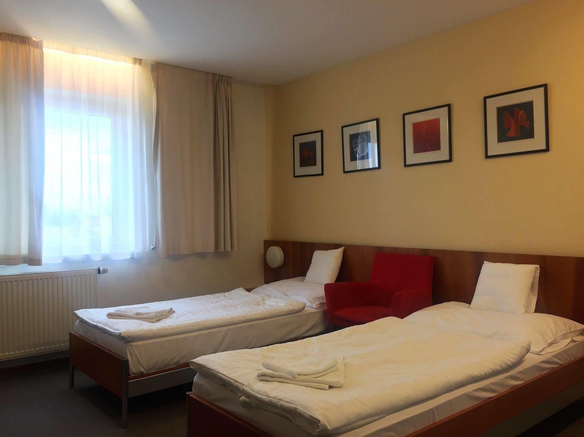 Hotel Maxim Svätý Jur Εξωτερικό φωτογραφία