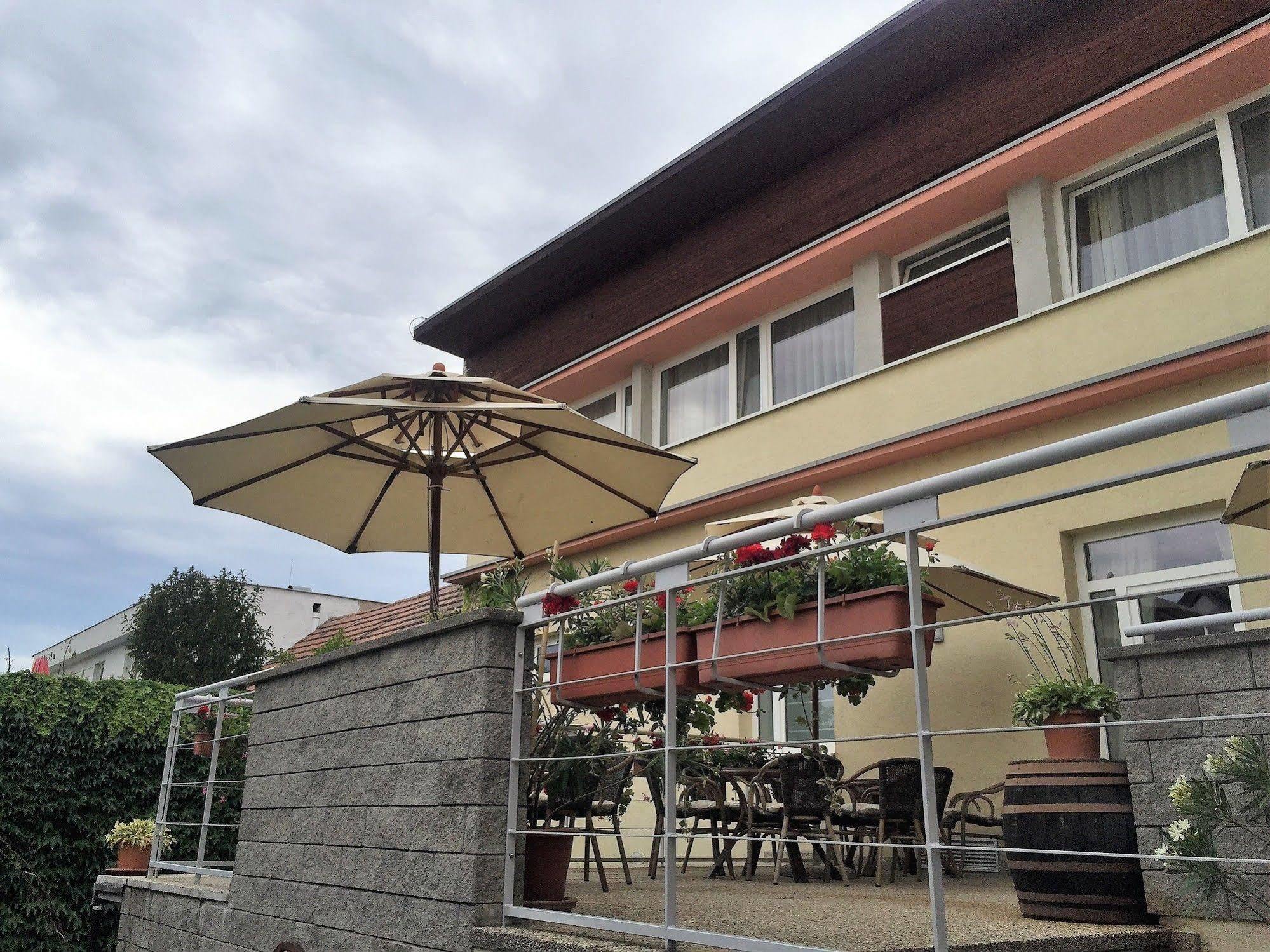 Hotel Maxim Svätý Jur Εξωτερικό φωτογραφία