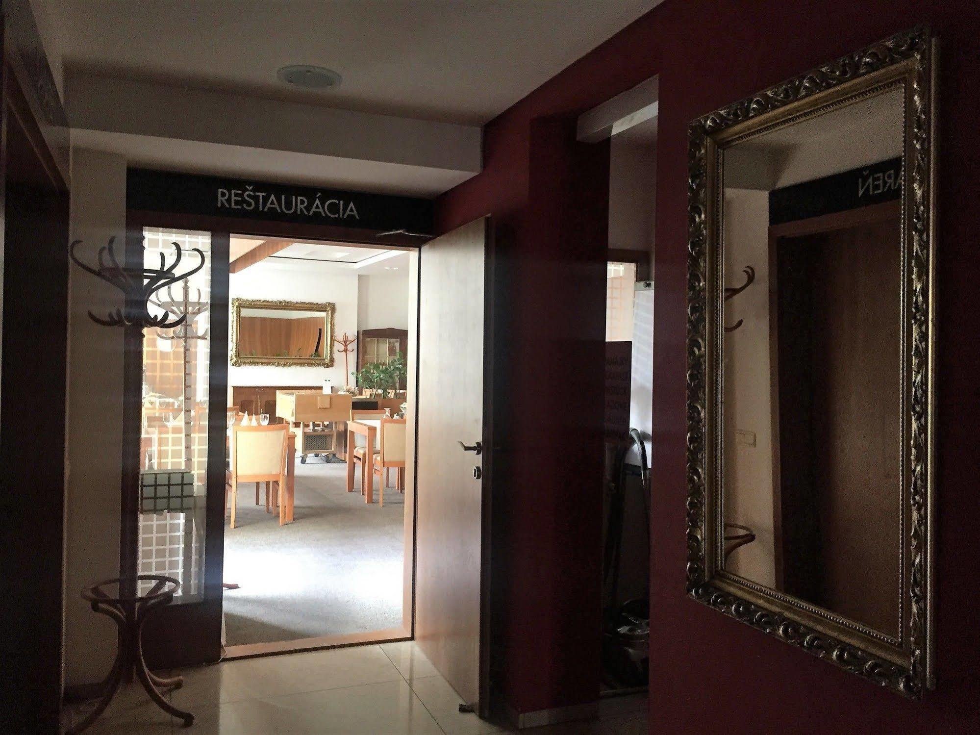 Hotel Maxim Svätý Jur Εξωτερικό φωτογραφία